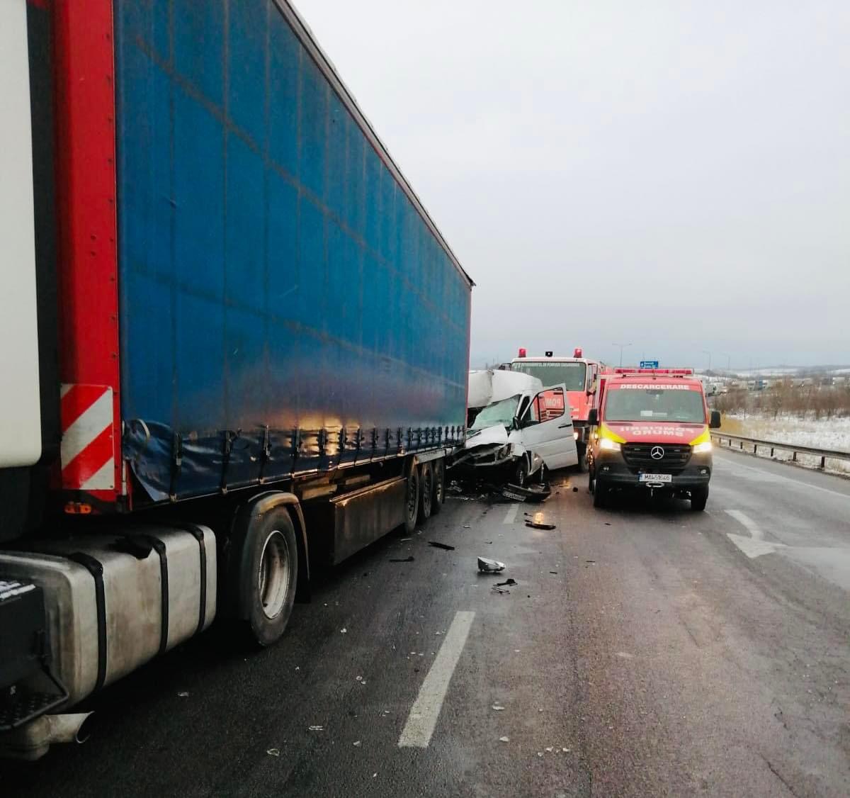 Microbuz implicat într-un accident pe DN6 în zona mun Caransebeș