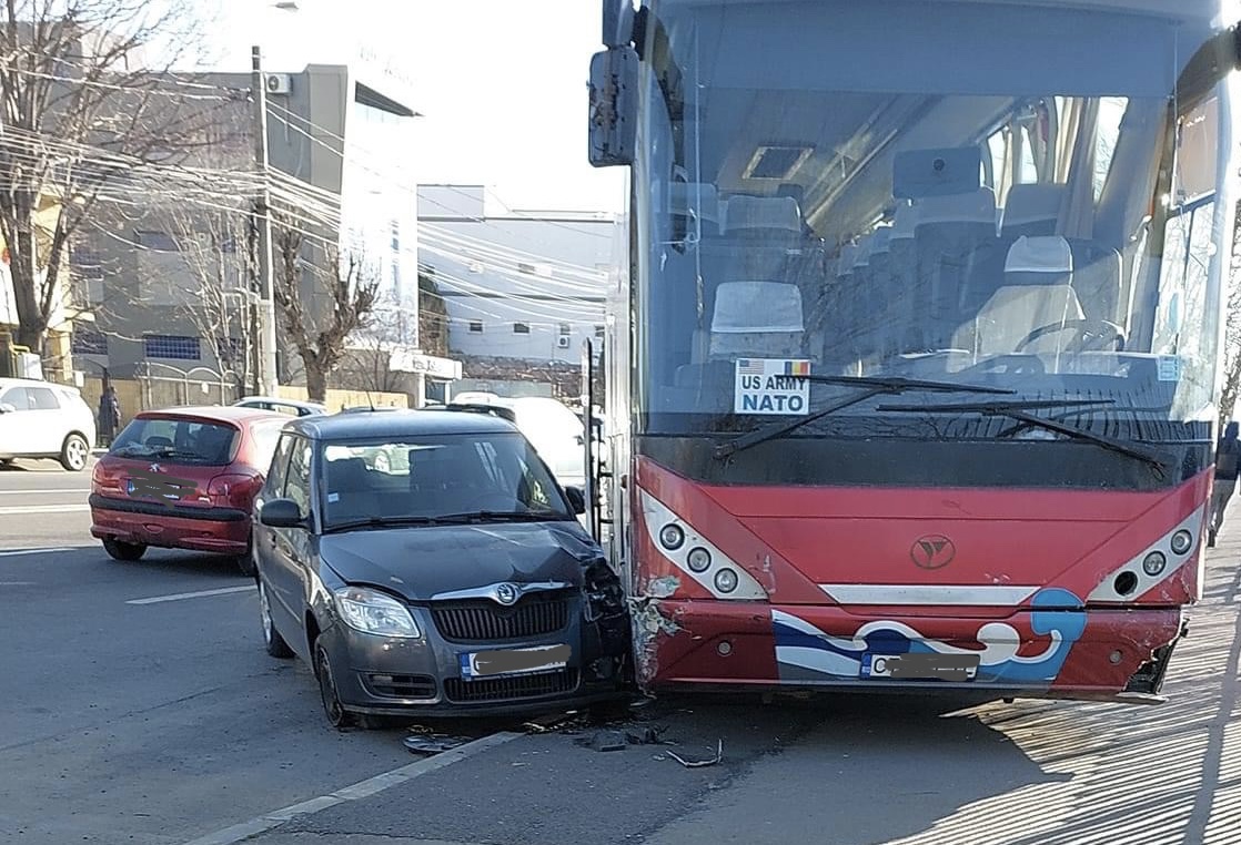 Autocar implicat într-un accident pe bulevardul Brătianu din Constanța