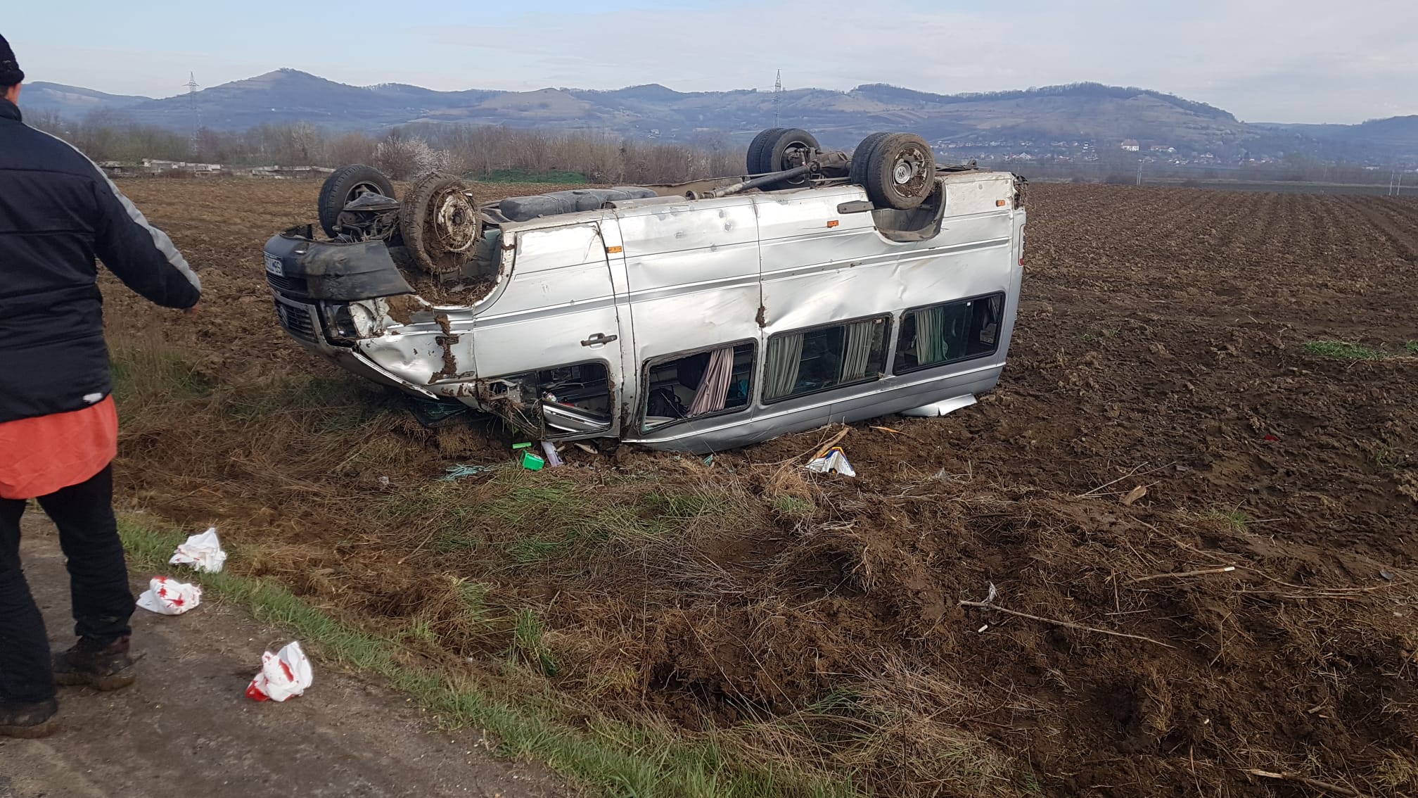 Microbuz răsturnat pe DN14 la ieșirea din localitatea Brăteiu