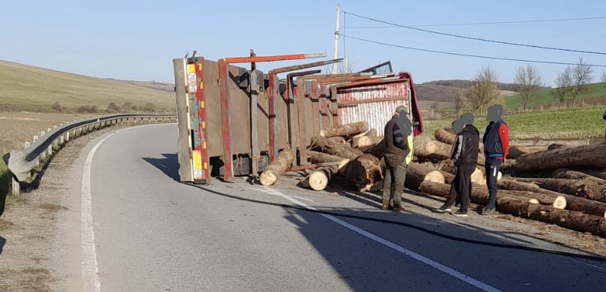 Camion răsturnat pe DN 15A în zona localității Lunca