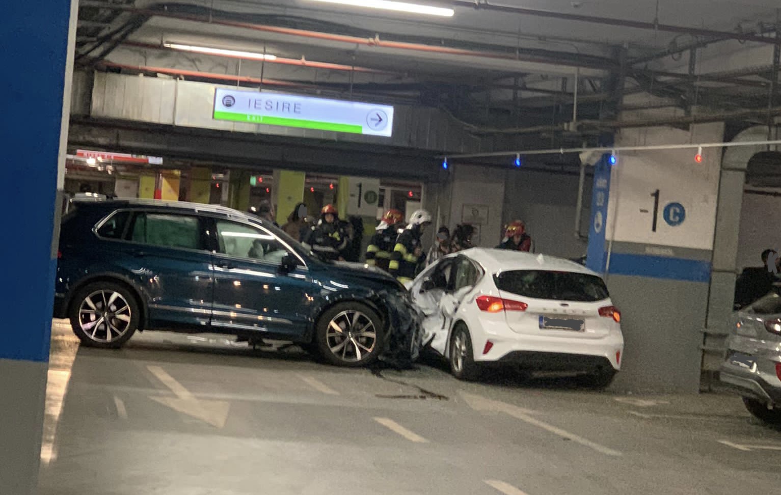5 autoturisme implicate într-un accident în parcarea subterană a unui centru comercial