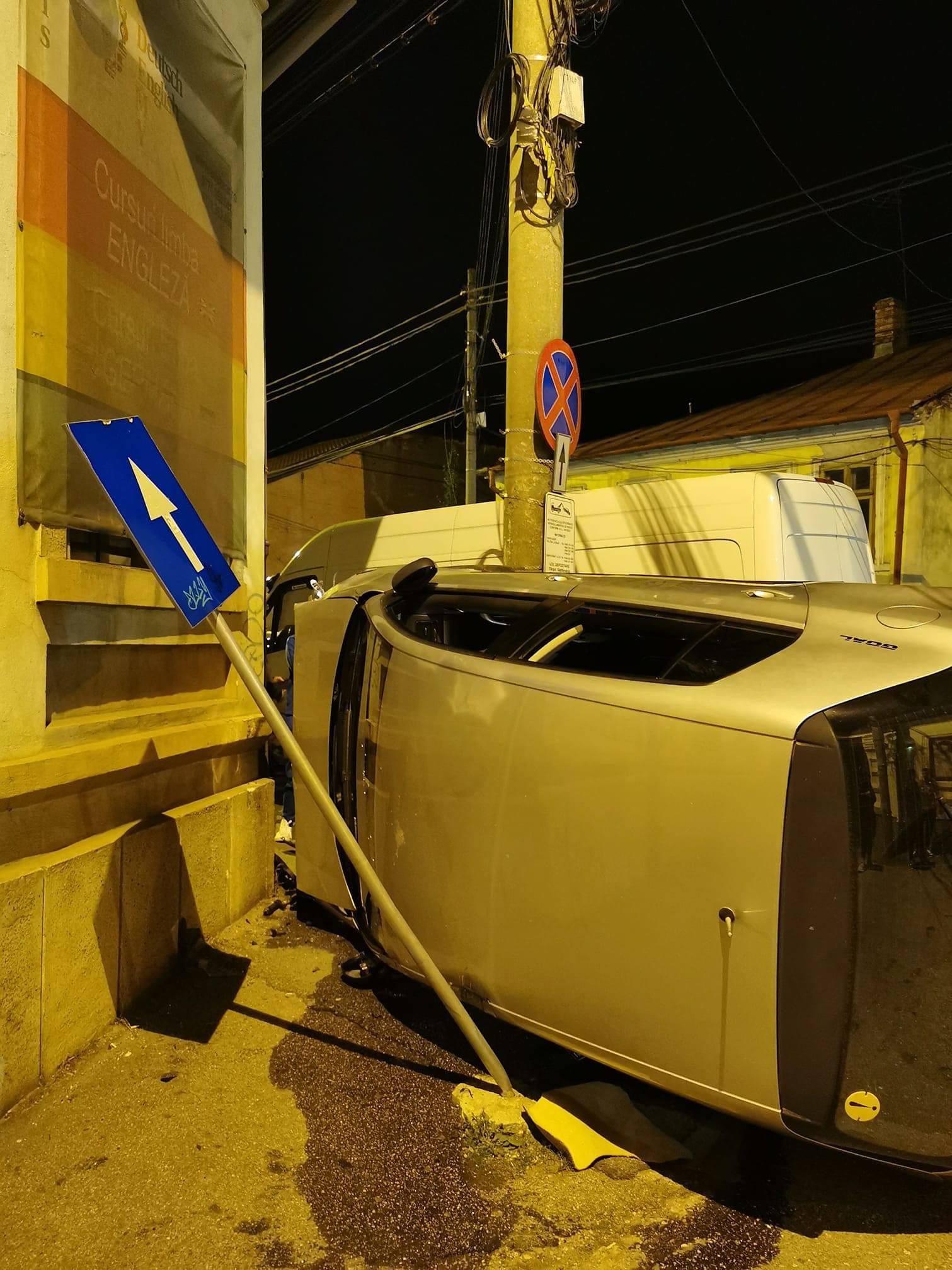 Autoturism răsturnat pe strada Egalității din Pitești