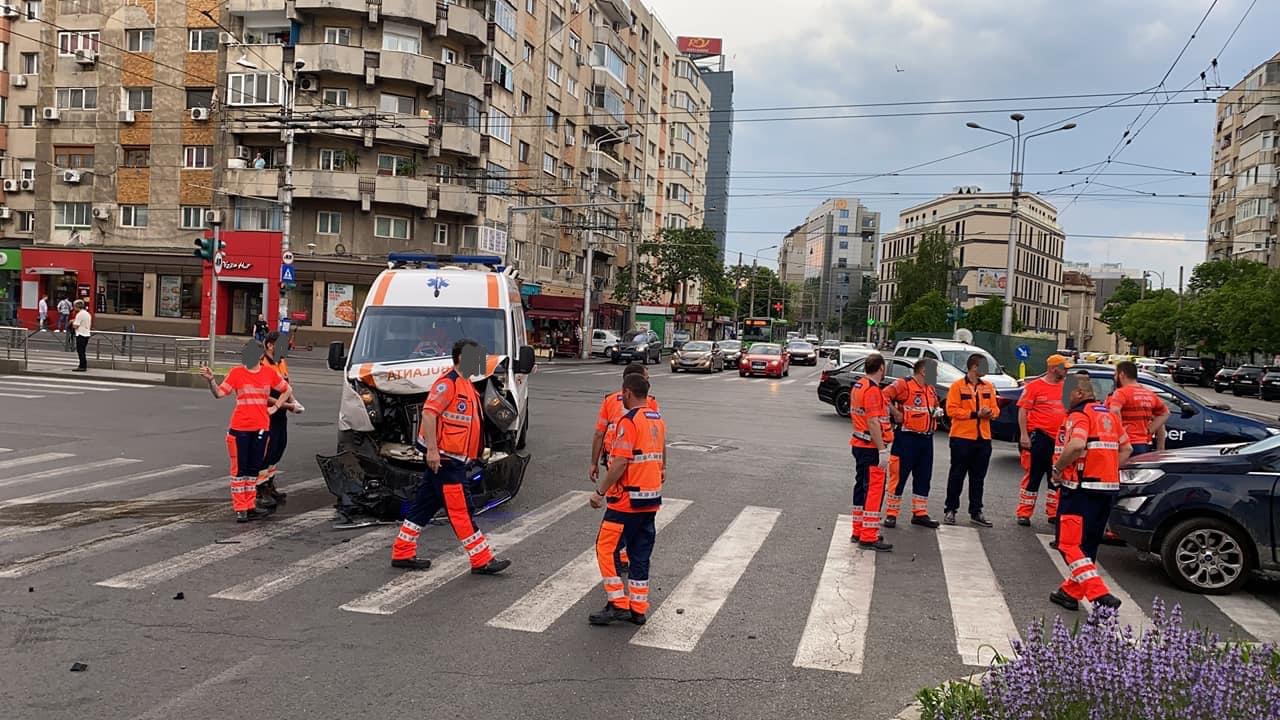 Autoturism lovit de ambulanță pe Calea Moșilor