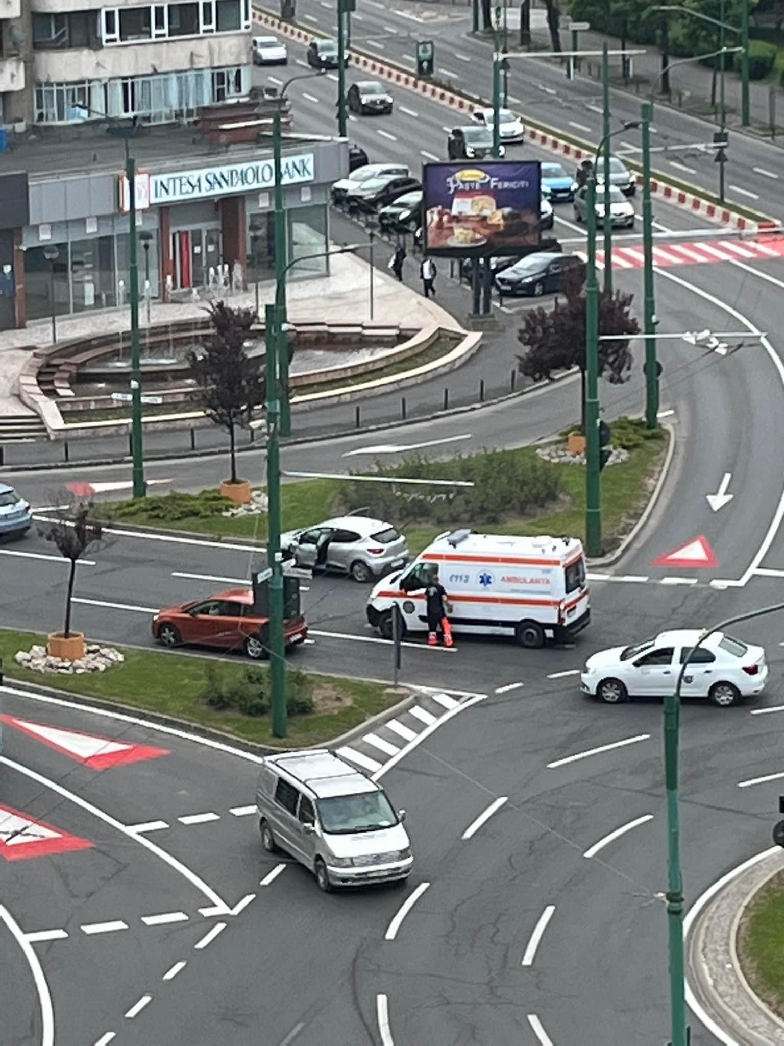 Ambulanță lovită de un autoturism într-un sens giratoriu din Brașov