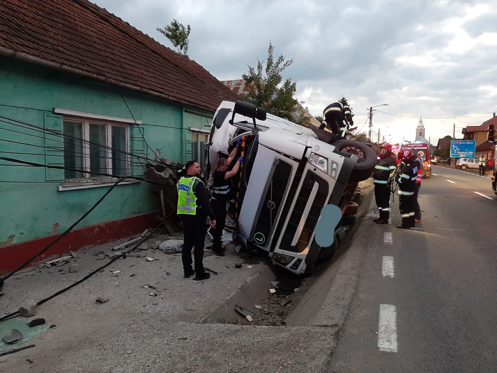 Camion răsturnat pe DN 1C în orașul Seini