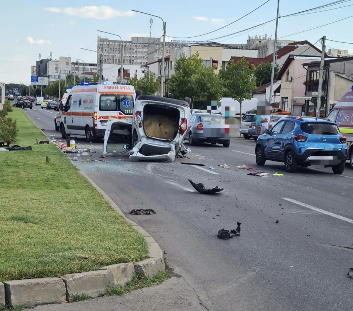 Autoturism răsturnat pe bulevardul 1 Mai din Craiova