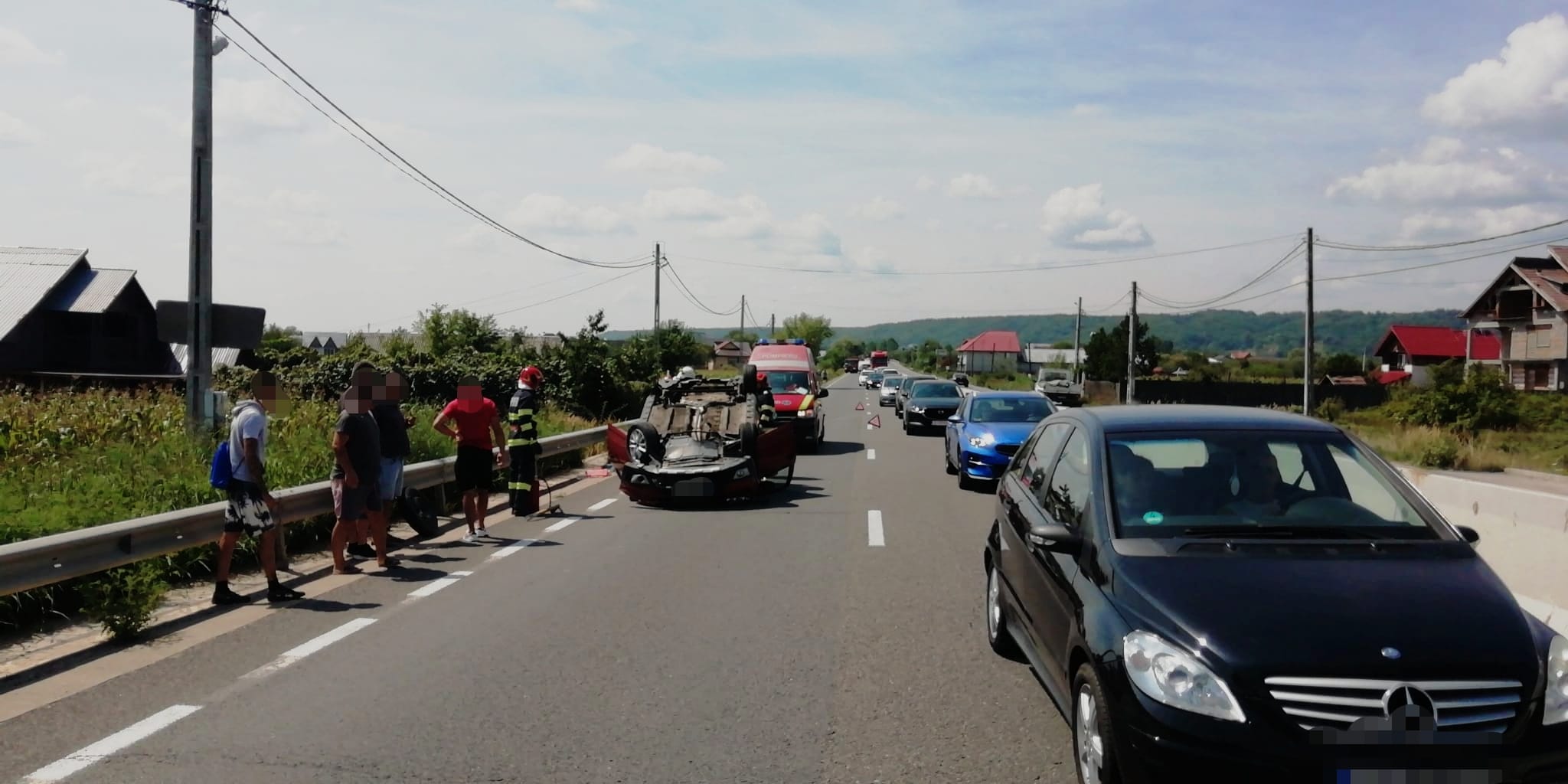 Autoturism răsturnat pe DN73 în localitatea Micești