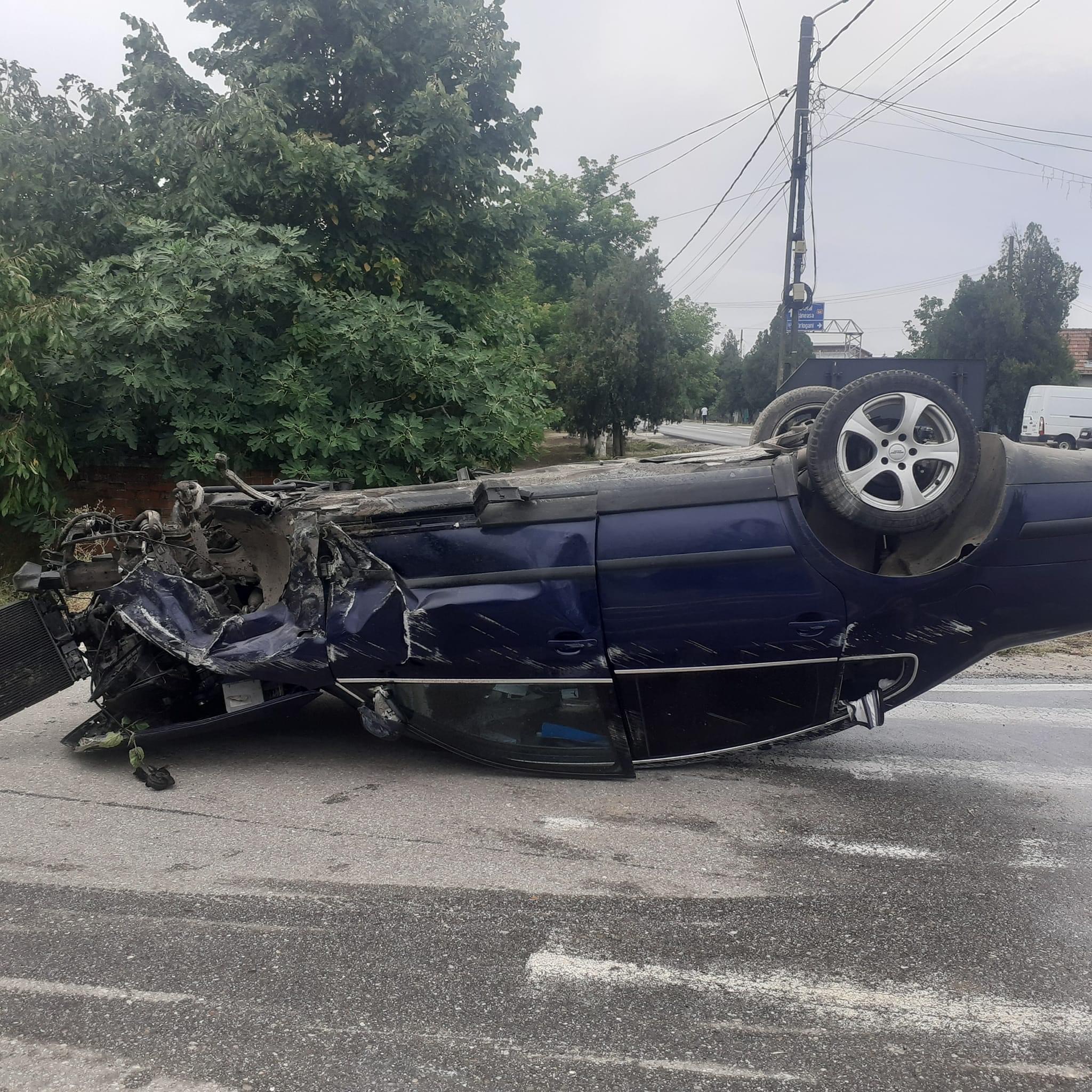 Autoturism răsturnat pe DN64 în comuna Pleșoiu