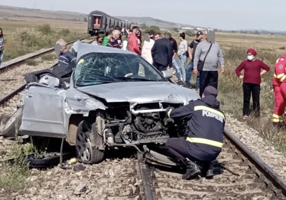 Autoturism lovit de tren pe raza localității Roșiești