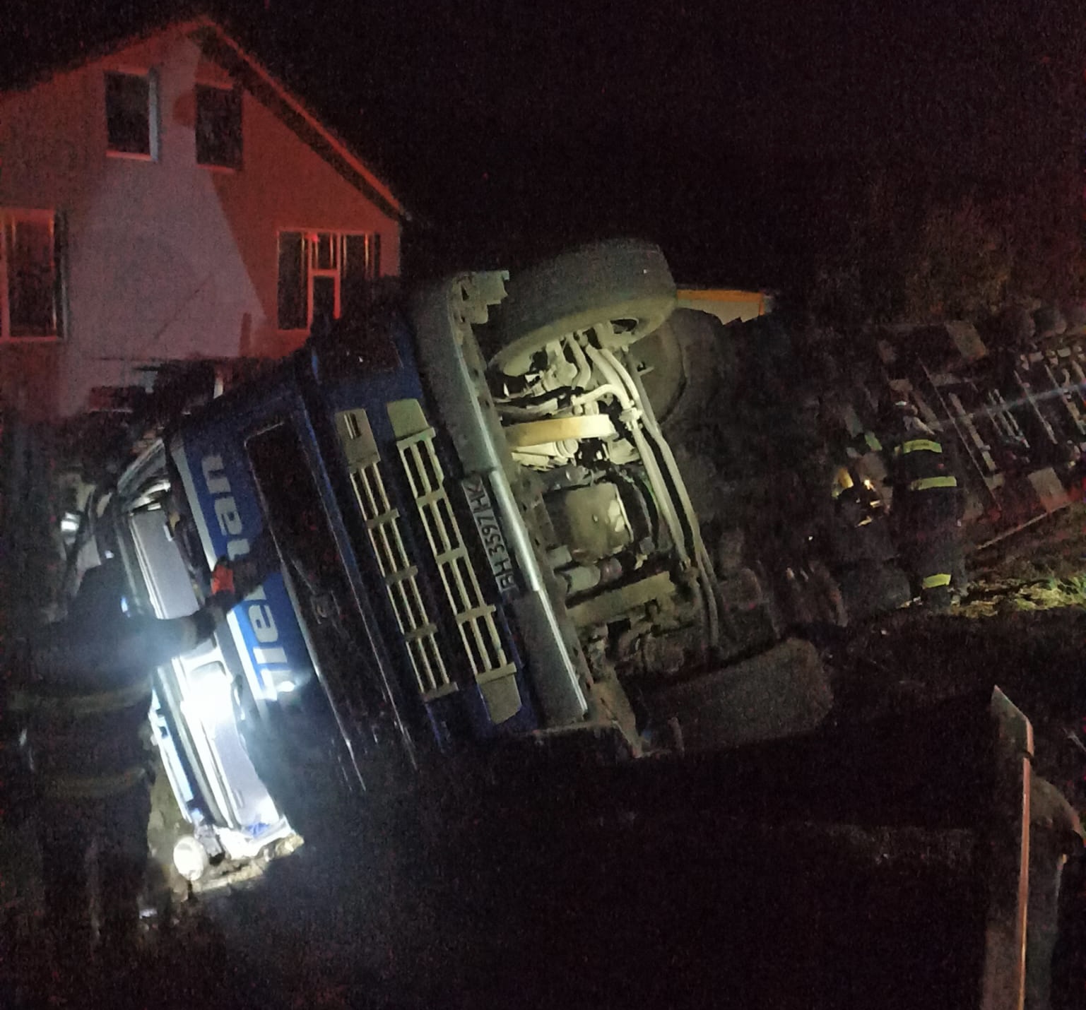 Camion răsturnat la intrarea în municipiul Huși