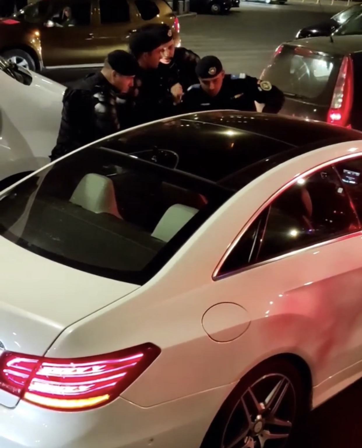 Video! Momentul în care un șofer din București fuge de polițiști