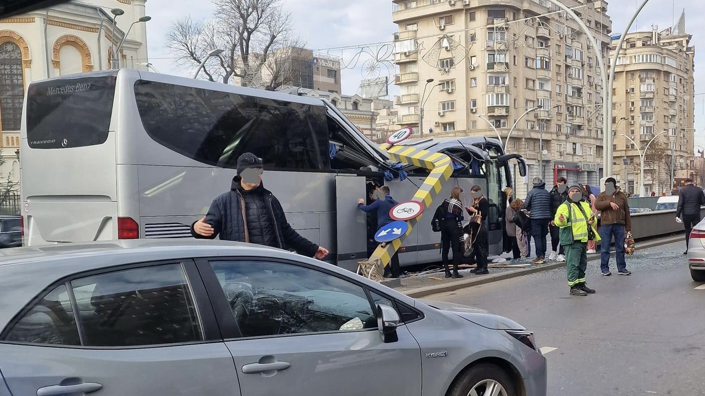 Video! Autocar blocat la intrare în Pasajul Unirii
