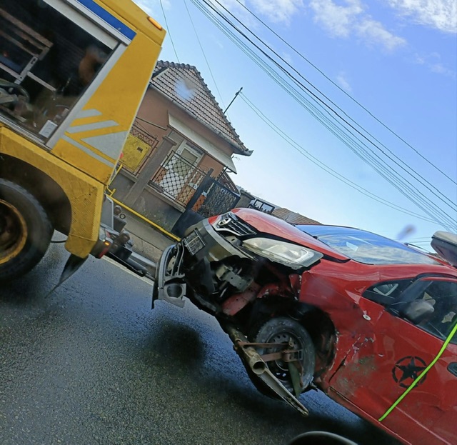 Două autoturisme implicate într-un accident în localitatea Baciu