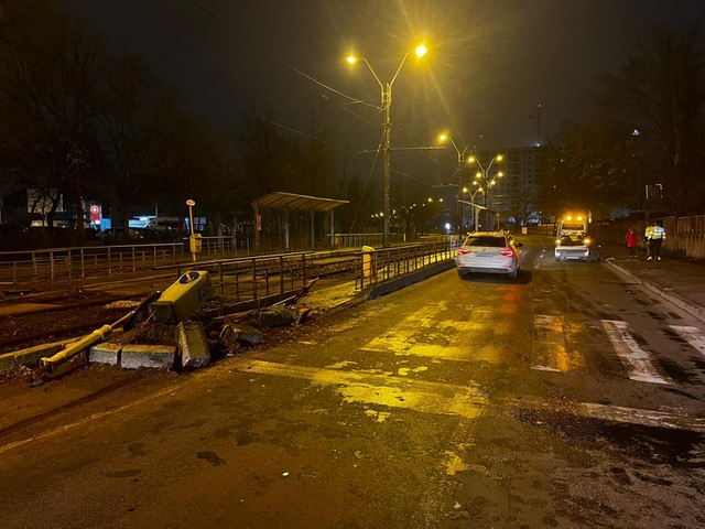 Un autoturism a lovit gardul unui scuar din zona autogării Filaret