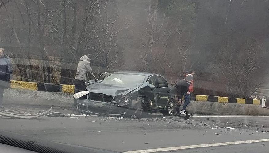 Două autoturisme implicate într-un accident în Timișu de Jos