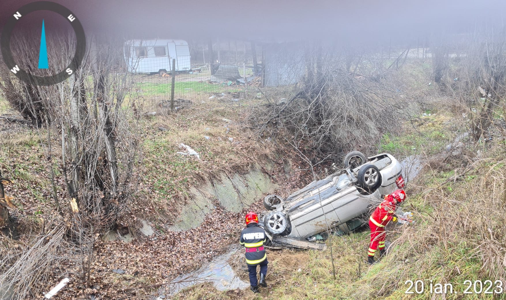Autoturism răsturnat pe DN6 în zona localității Șimian
