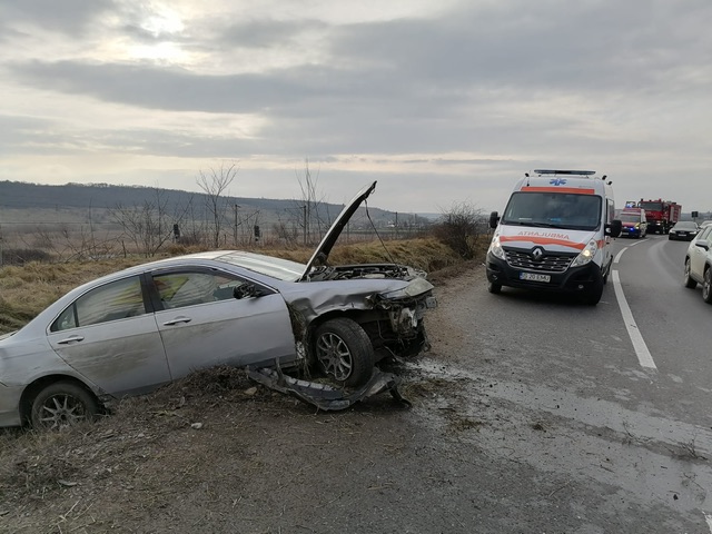 Autoturism răsturnat pe DN28 în localitatea Sarca