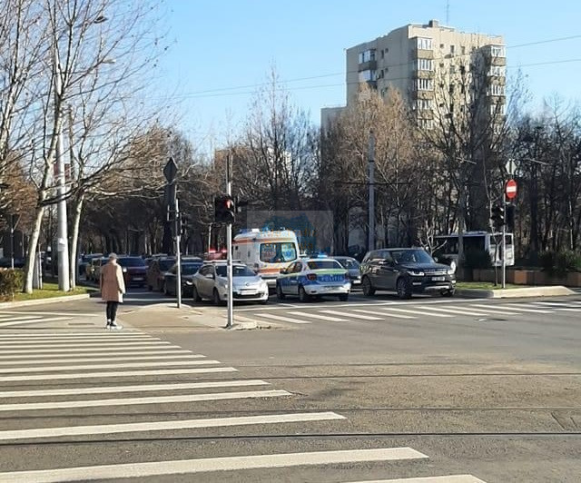 3 autoturisme implicate într-un accident rutier pe bulevardul Camil Ressu