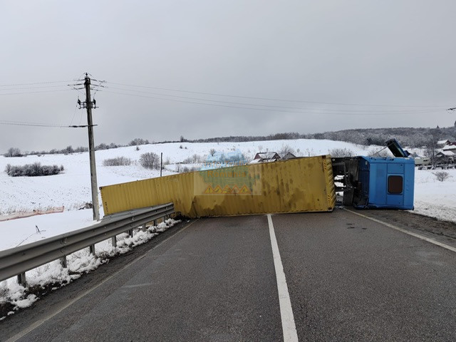 Camion răsturnat pe DN2 în localitatea Roșiori