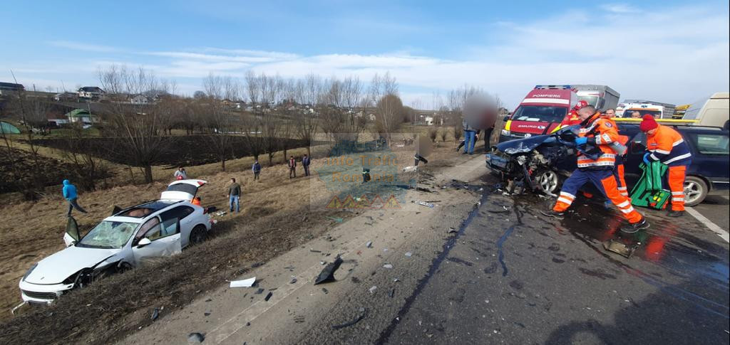 Trei autoturisme implicate într-un accident în zona localității Bunești