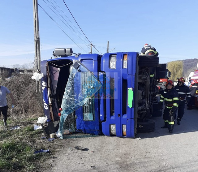 Camion răsturnat pe DN67 în localitatea Bârsești