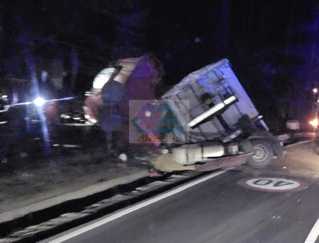 Camion răsturnat pe DN13 în zona Valea Bogății