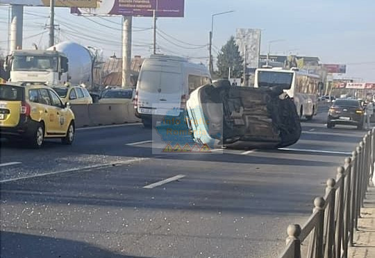 Autoturism răsturnat pe DN1 în localitatea Otopeni