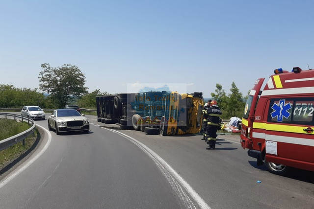 Camion răsturnat pe DN 68A în zona localității Coșava