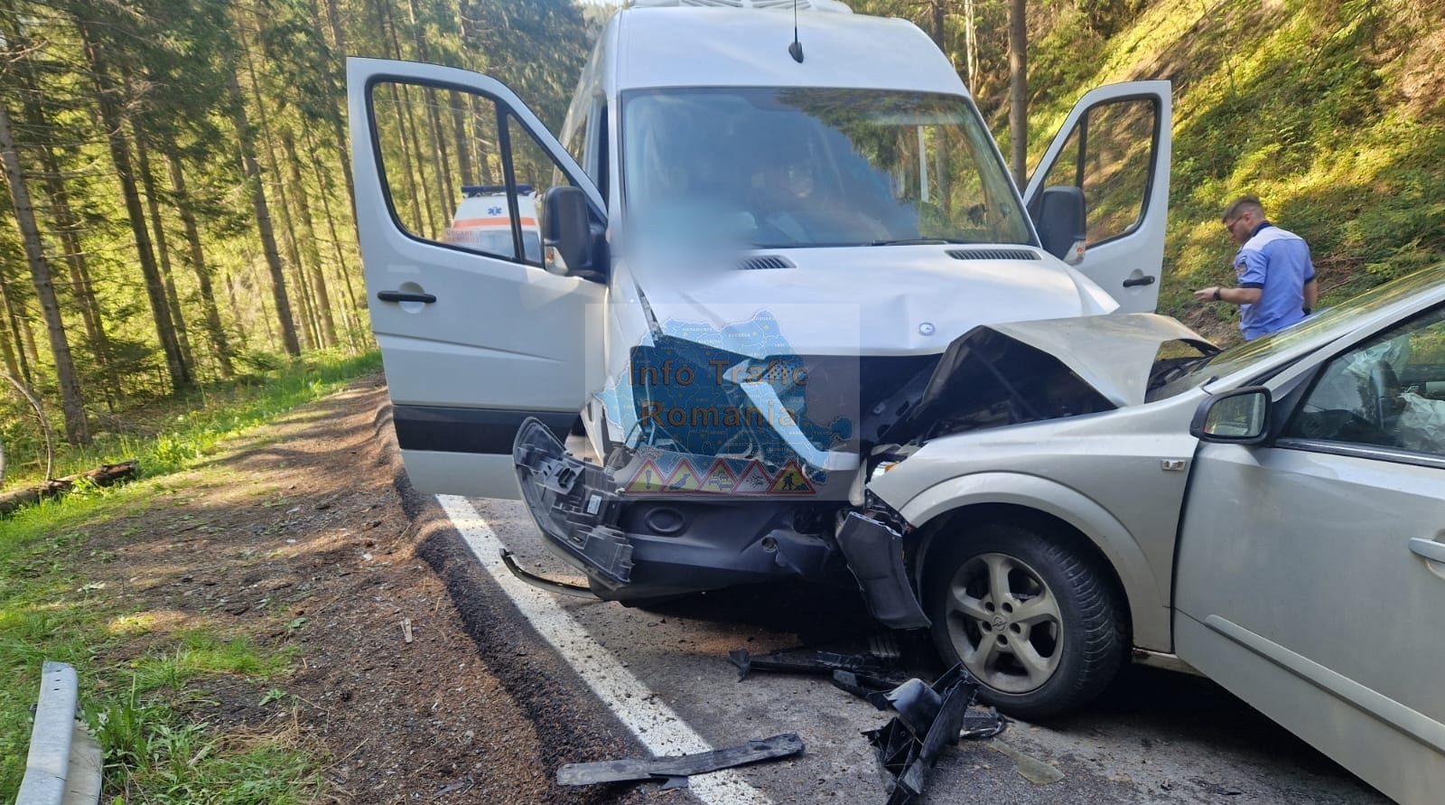 Microbuz implicat într-un accident rutier în localitatea Sadova