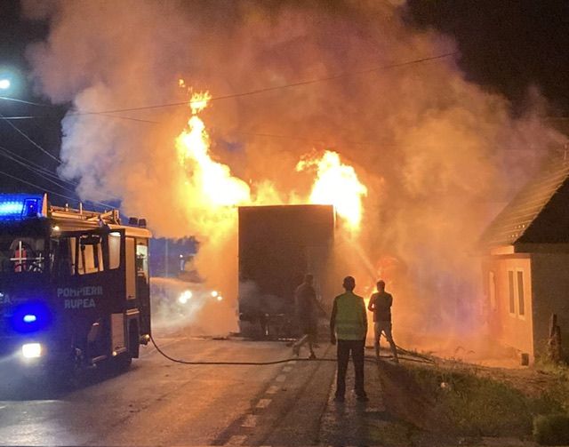 Incendiu auto pe DN13 în zona localității Bunești
