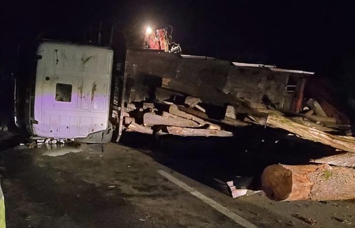 Camion răsturnat pe DN 67D în zona localității Tismana