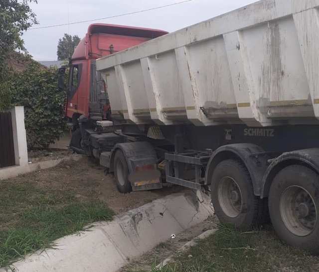 Trafic blocat pe DN25 în zona localității Șendreni