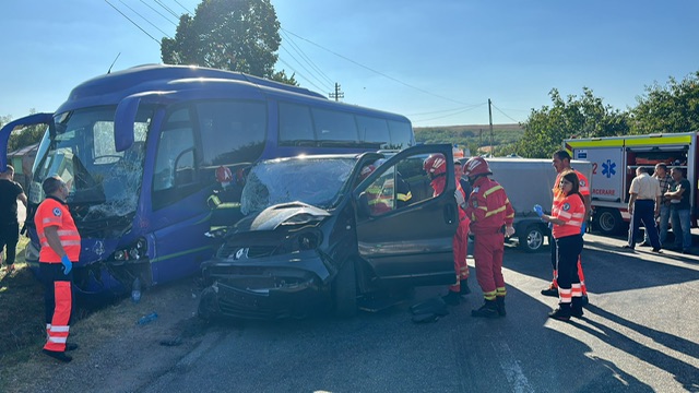 Autocar implicat într-un accident în Recea