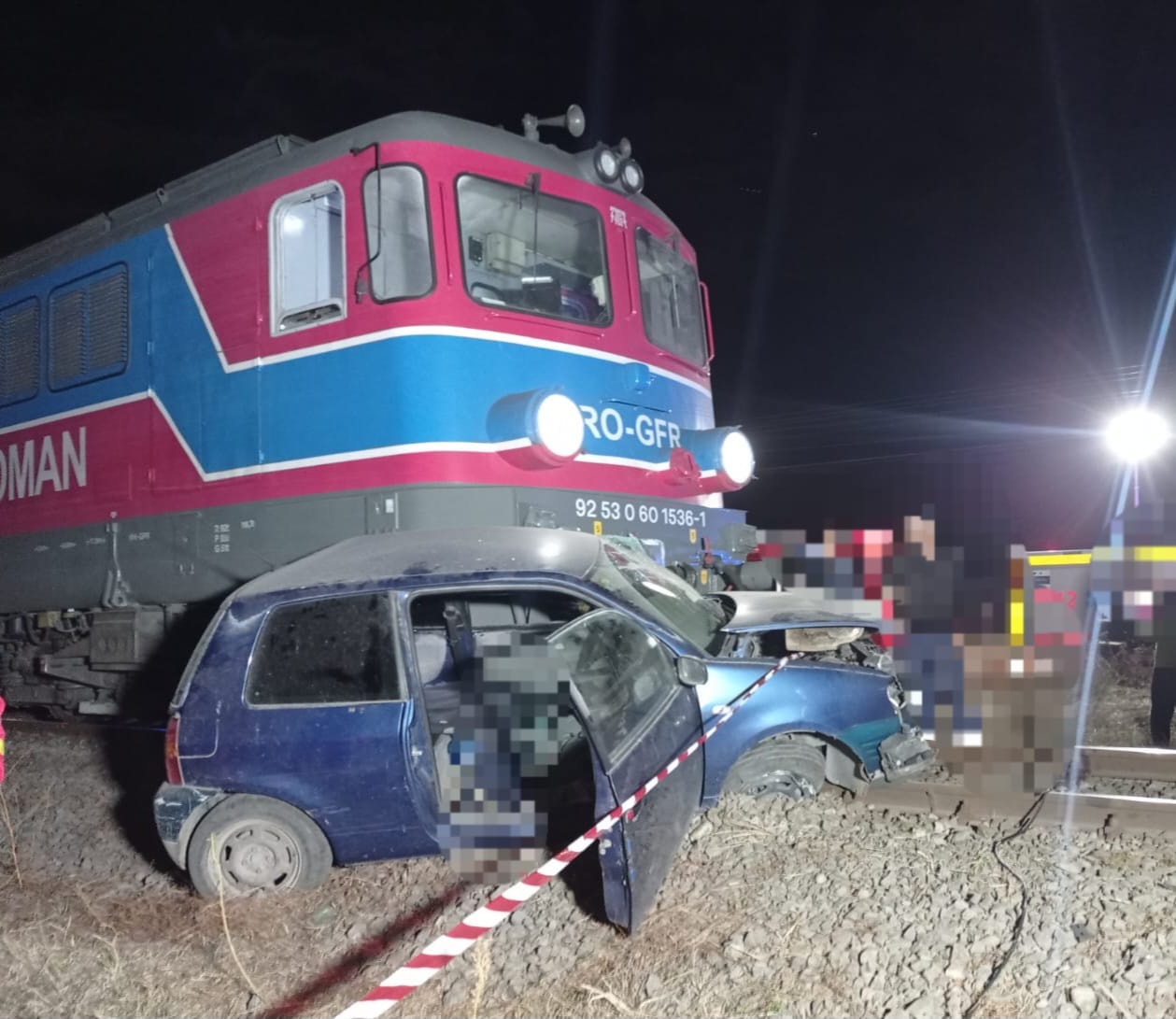Autoturism lovit de tren în localitatea Peretu