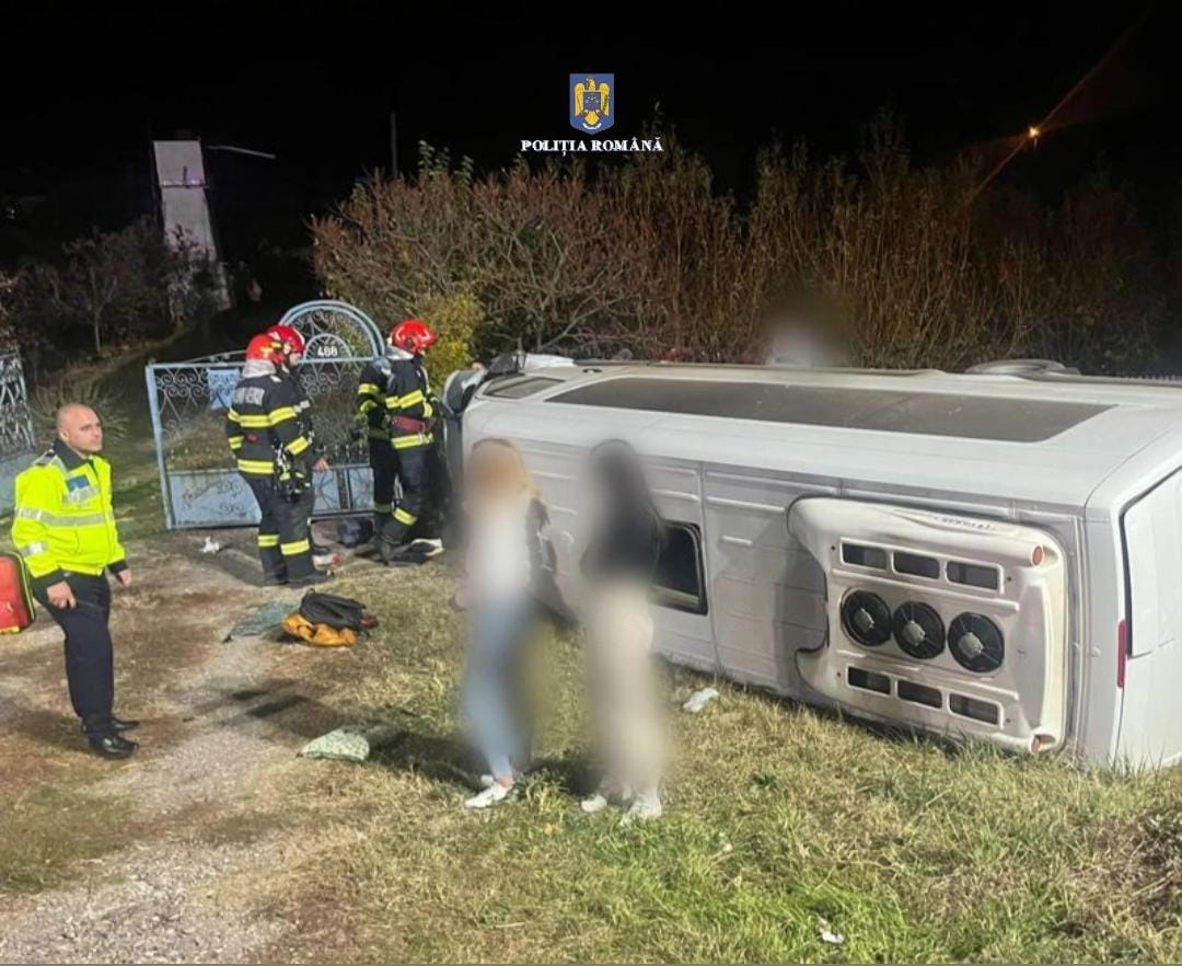 Microbuz răsturnat pe DN7 în localitatea Fețeni