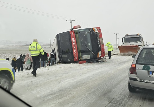 Autocar răsturnat pe DE581 în zona localității Costești