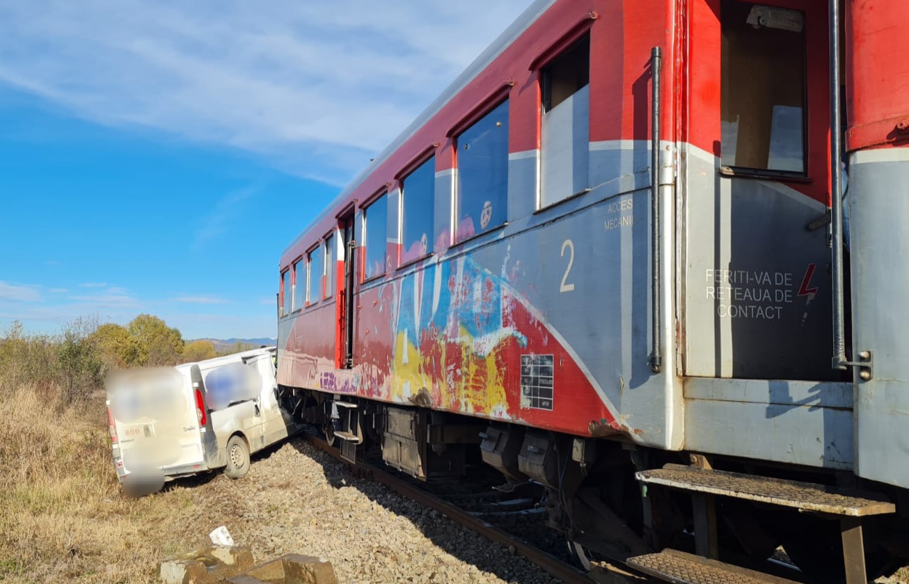 Autoutilitară lovită de tren în localitatea Zigoneni