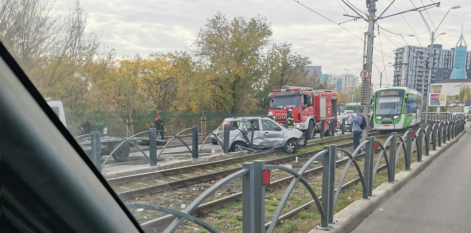 Un autoturism a blocat tramvaiele liniei 41 din București