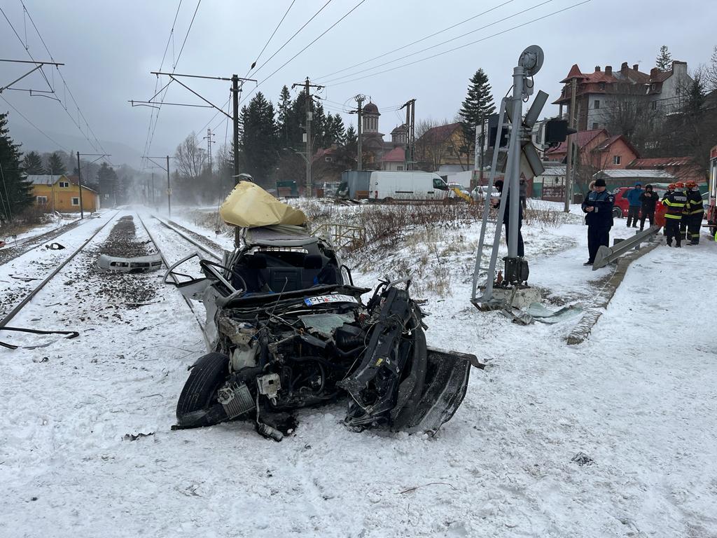 Autoturism lovit de tren în Poiana Țapului