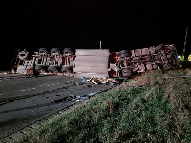 Camion răsturnat pe E85 în zona localității Drăgușeni