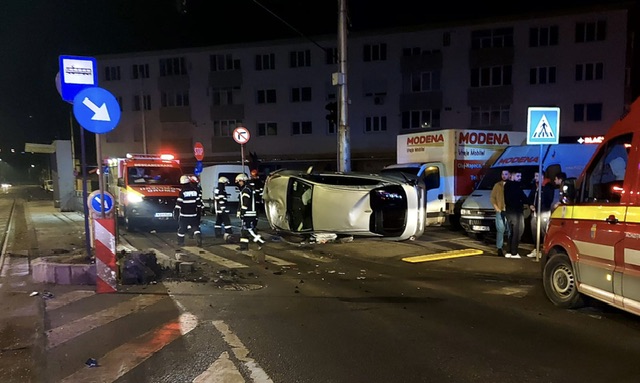 Autoturism răsturnat pe strada Oașului din Cluj-Napoca