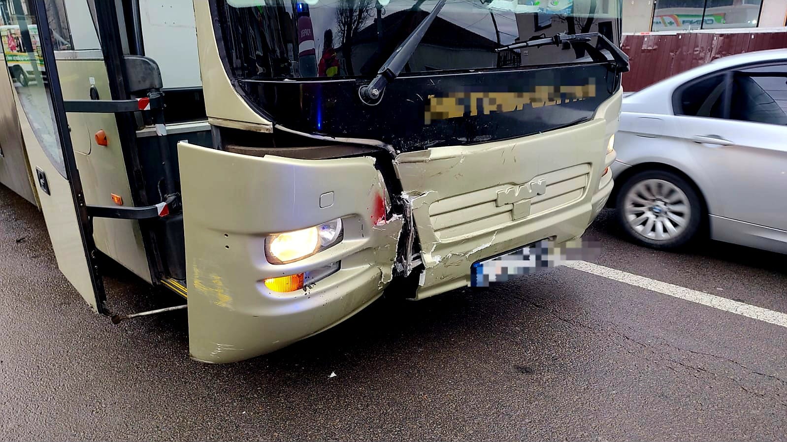 Autocar implicat într-un accident în zona IC Brătianu