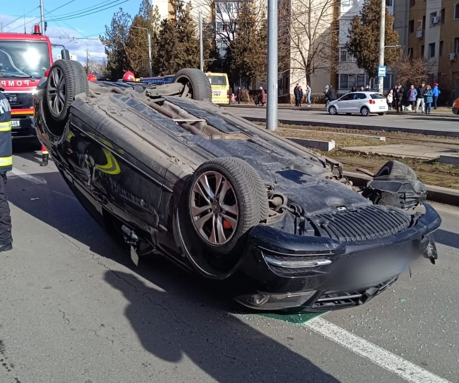 Autoturism răsturnat pe șoseaua Vestului din Ploiești