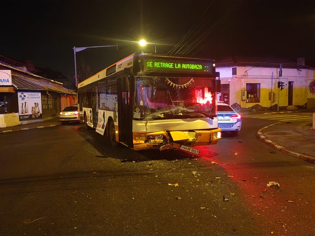 Foto! Autobuz implicat într-un accident pe strada Gheorghe Doja